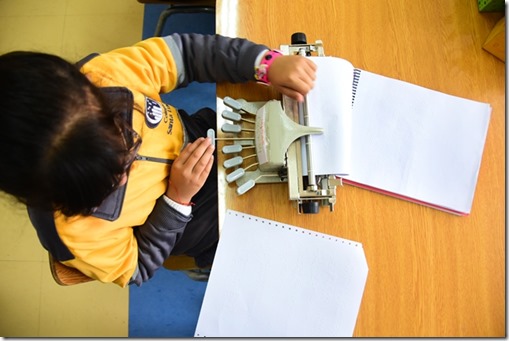 Niña y braille