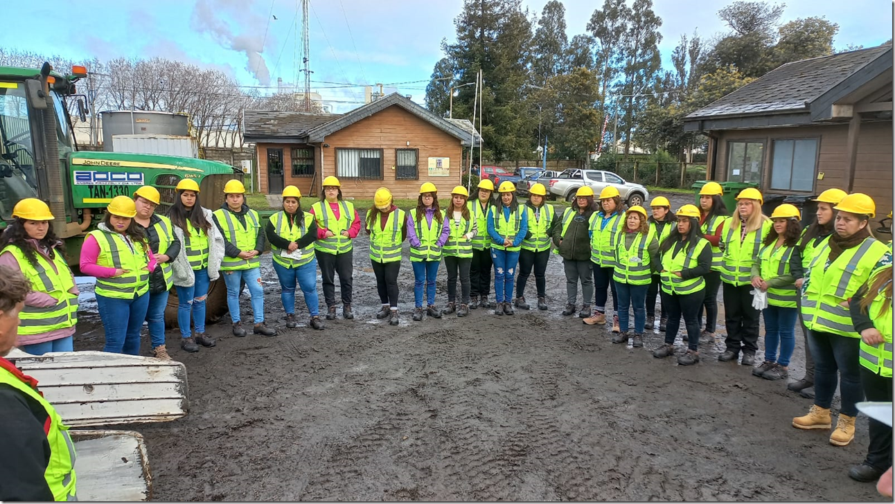 Capacitan a 100 mujeres entre Maule y Los Ríos como operarias de grúa horquilla  (6)