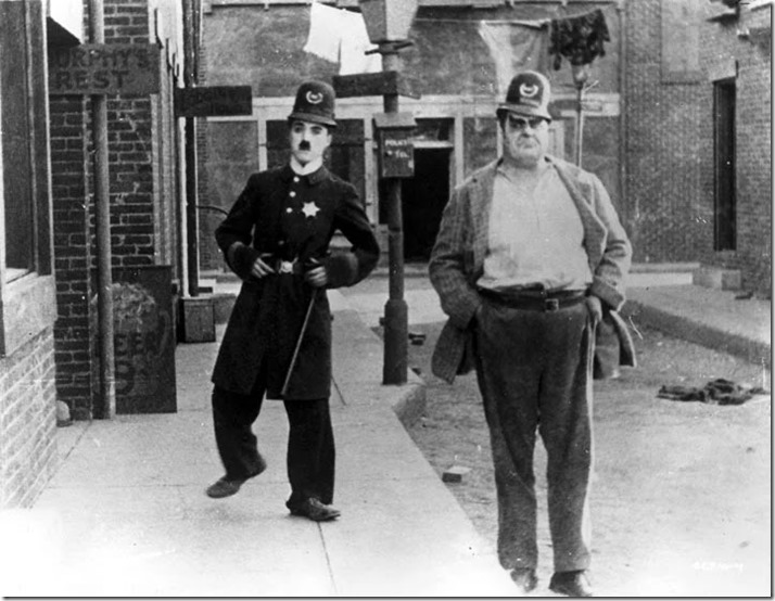 Charlot en la calle de la paz