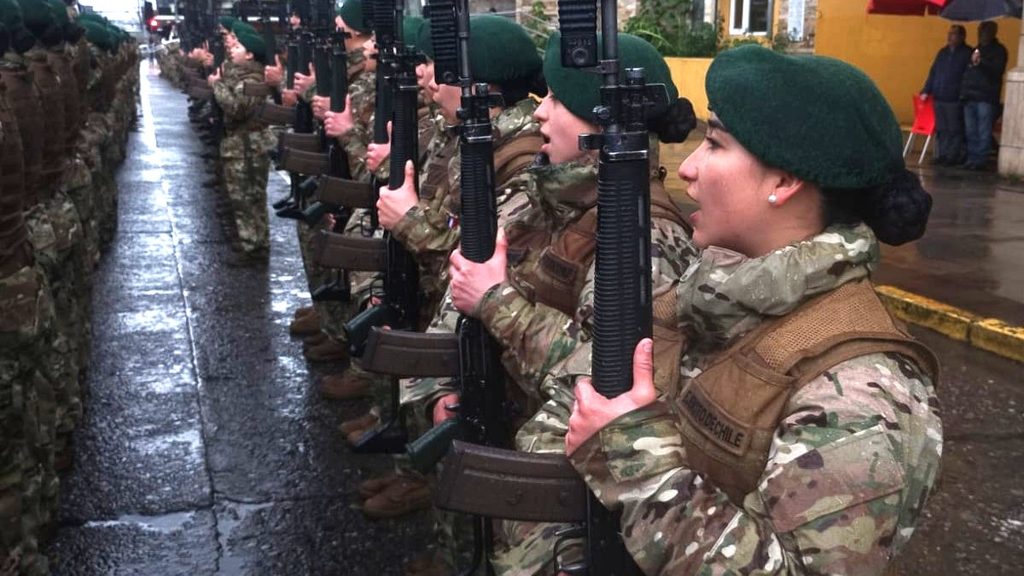 Militares realizando el juramento a la bandera bajo la lluvia en la Plaza de la República de Valdivia.