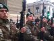 Militares realizando el juramento a la bandera bajo la lluvia en la Plaza de la República de Valdivia.