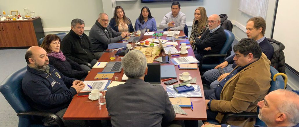 Comisión evaluadora revisando proyectos del Fondo Concursable 2026 de Aguas Décima en Valdivia.