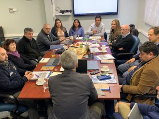 Comisión evaluadora revisando proyectos del Fondo Concursable 2026 de Aguas Décima en Valdivia.