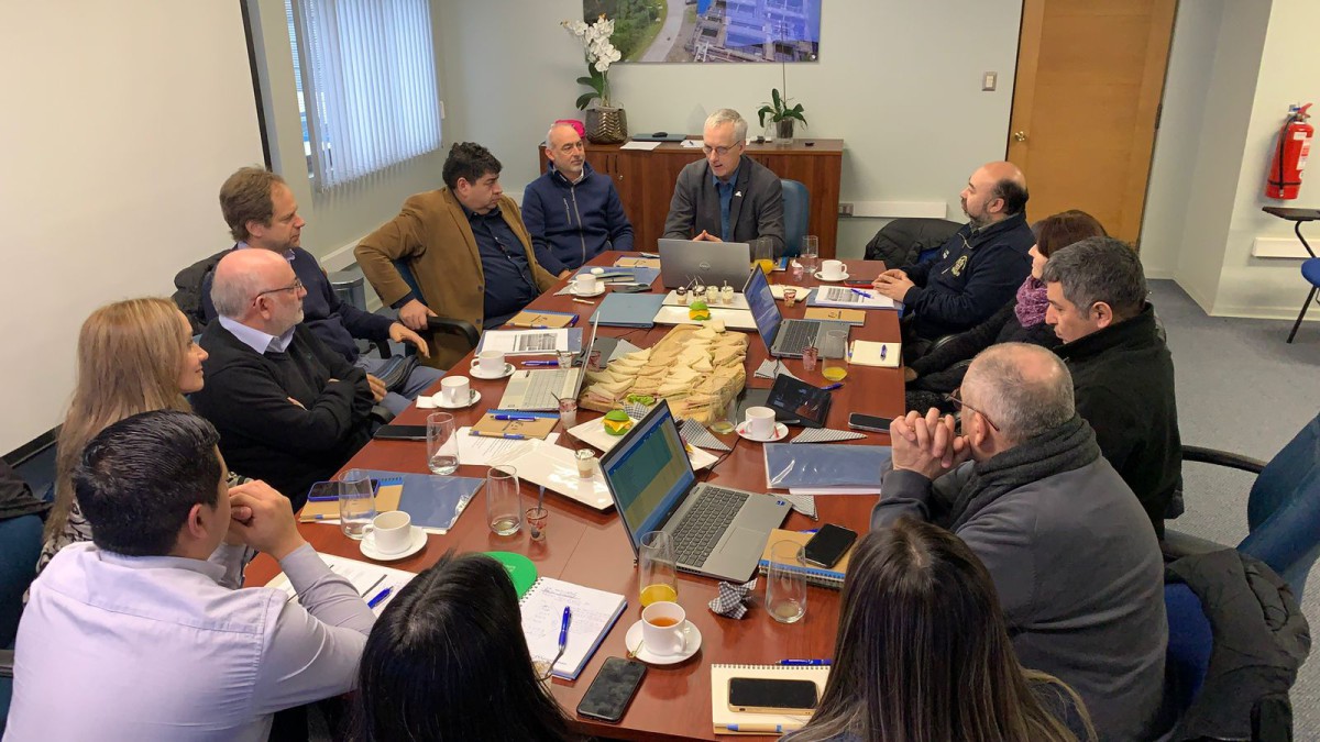 Comisión evaluadora revisando proyectos del Fondo Concursable 2026 de Aguas Décima en Valdivia.