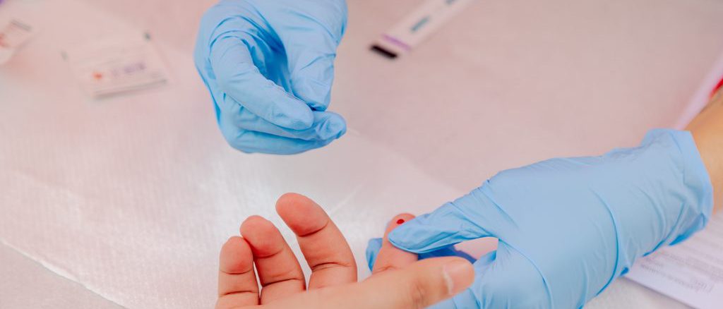 Profesional de la salud realizando pruebas de diagnóstico para la prevención de sífilis