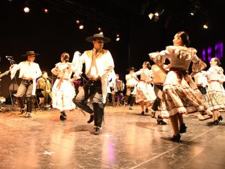 Miembros del Ballet Folclórico de la Universidad Austral de Chile (BAFUACh) bailando en una presentación.