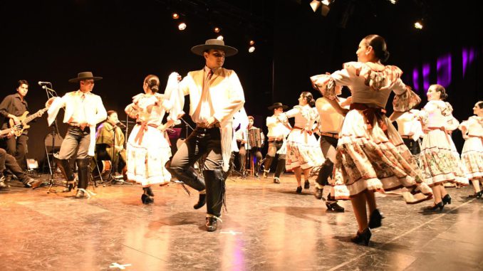 Miembros del Ballet Folclórico de la Universidad Austral de Chile (BAFUACh) bailando en una presentación.