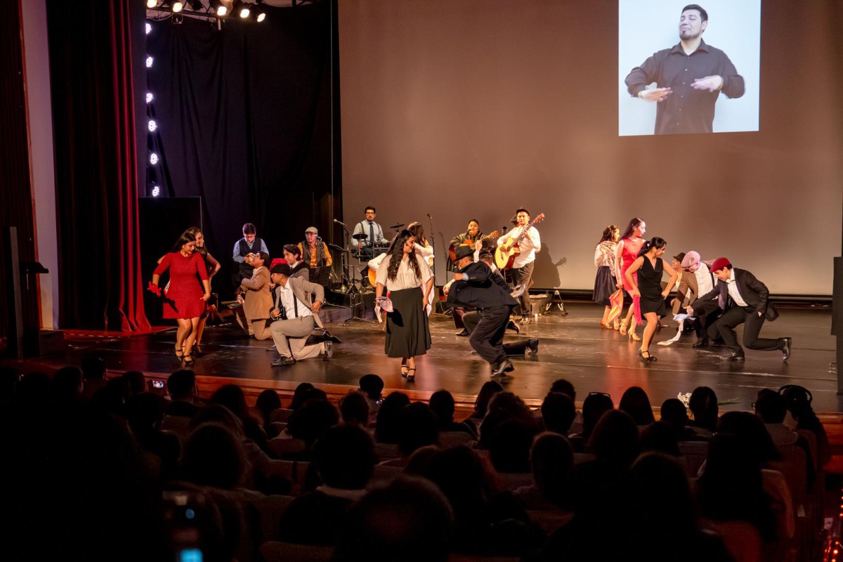 Miembros del Ballet Folclórico de la Universidad Austral de Chile (BAFUACh) bailando en una presentación.