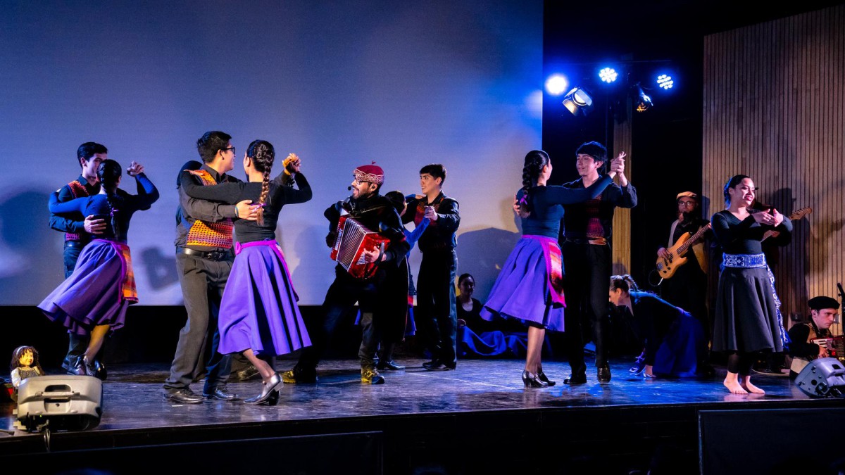 Miembros del Ballet Folclórico de la Universidad Austral de Chile (BAFUACh) bailando en una presentación.