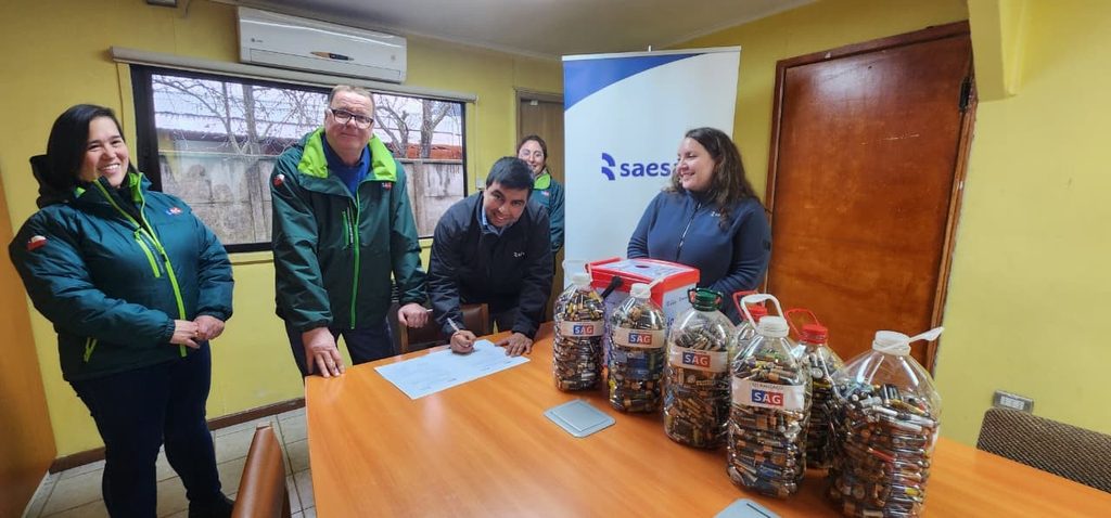 Representantes de Saesa y el SAG durante la entrega de pilas recolectadas en Los Ríos.