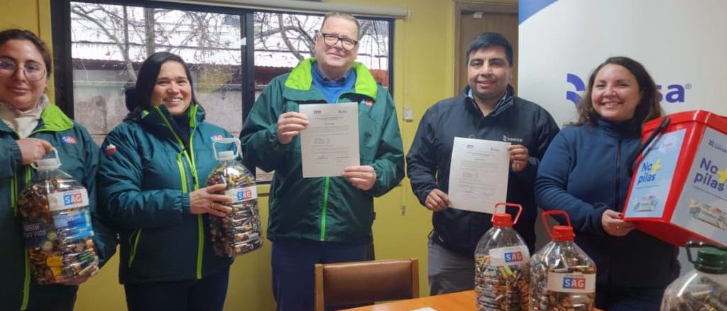 Representantes de Saesa y el SAG durante la entrega de pilas recolectadas en Los Ríos.
