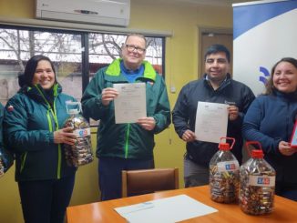 Representantes de Saesa y el SAG durante la entrega de pilas recolectadas en Los Ríos.