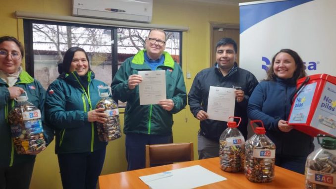 Representantes de Saesa y el SAG durante la entrega de pilas recolectadas en Los Ríos.