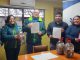 Representantes de Saesa y el SAG durante la entrega de pilas recolectadas en Los Ríos.