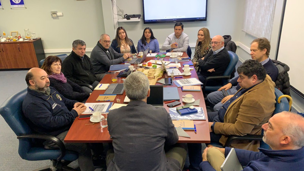 Comisión evaluadora revisando proyectos del Fondo Concursable 2026 de Aguas Décima en Valdivia.
