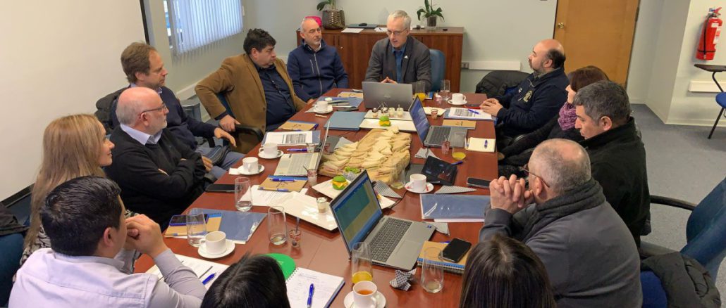 Comisión evaluadora revisando proyectos del Fondo Concursable 2026 de Aguas Décima en Valdivia.