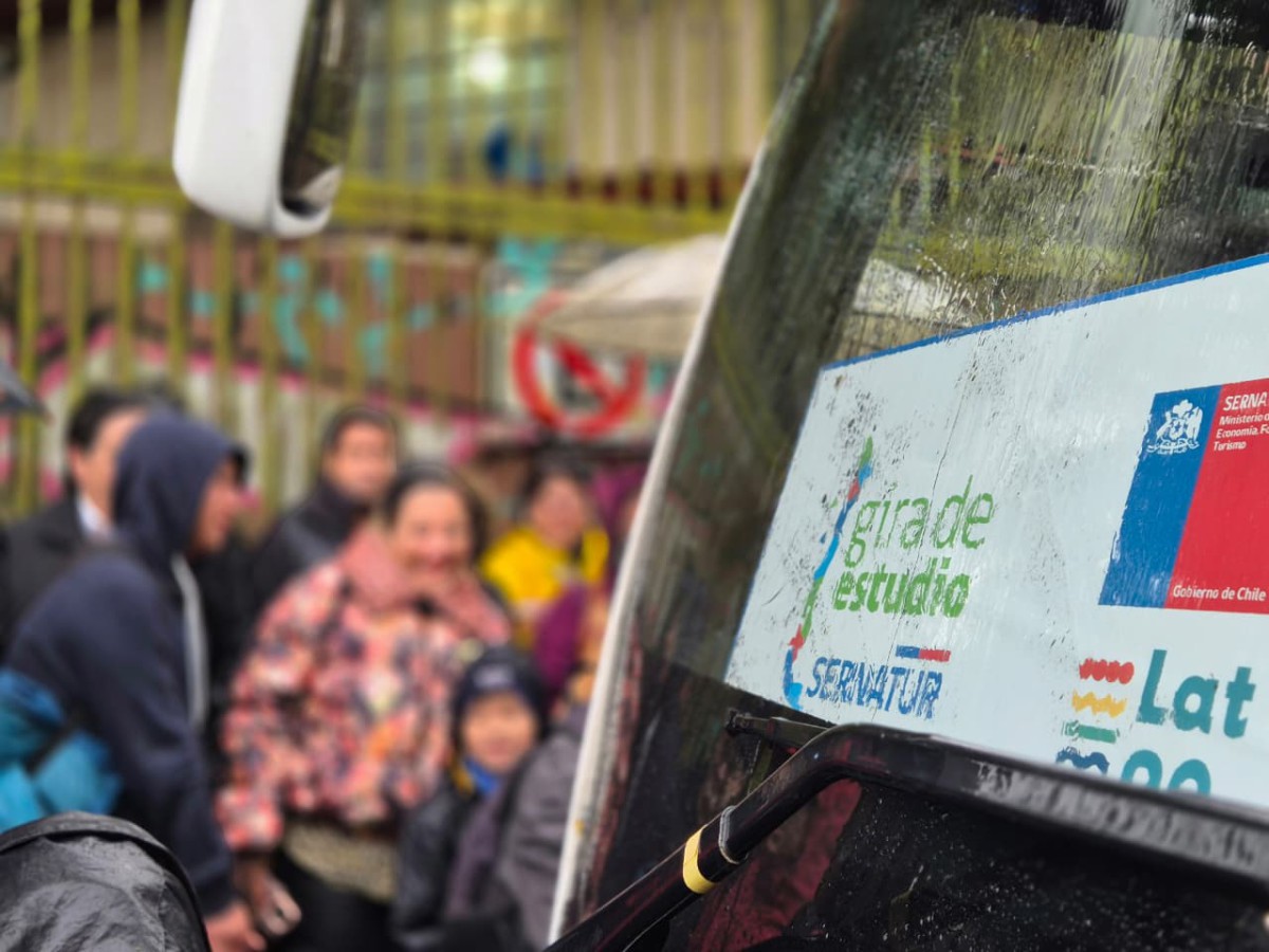 Estudiantes de enseñanza media participando en el programa Gira de Estudio de Sernatur en la región de Los Ríos