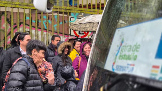 Estudiantes de enseñanza media participando en el programa Gira de Estudio de Sernatur en la región de Los Ríos