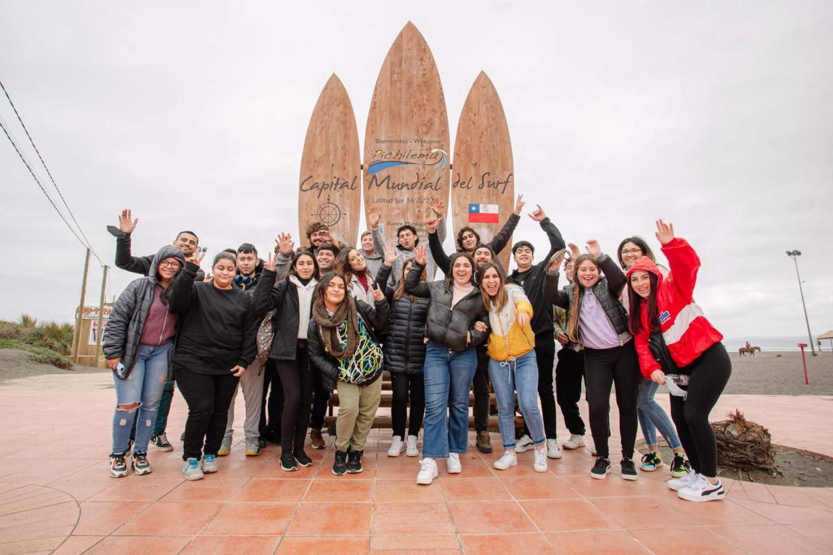 Estudiantes de enseñanza media participando en el programa Gira de Estudio de Sernatur en la región de Los Ríos