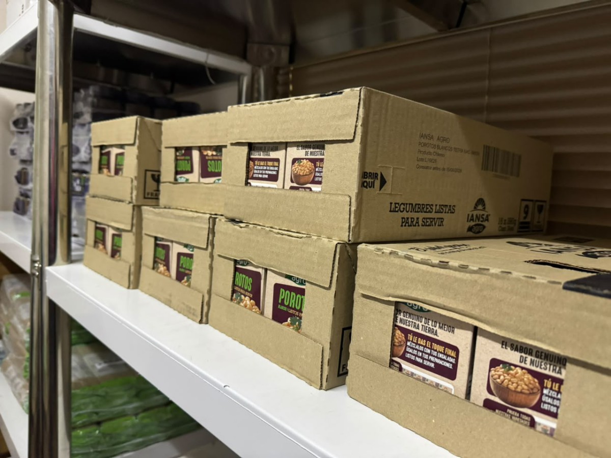 Voluntarios y personal municipal descargando cajas de ayuda humanitaria de un camión de Walmart Chile para familias afectadas por temporales en Valdivia.