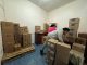 Voluntarios y personal municipal descargando cajas de ayuda humanitaria de un camión de Walmart Chile para familias afectadas por temporales en Valdivia.