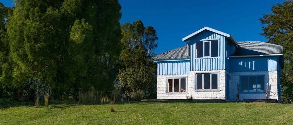 Edificios residenciales modernos en la ciudad de Valdivia con entorno natural