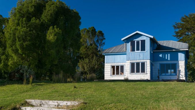 Edificios residenciales modernos en la ciudad de Valdivia con entorno natural