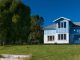 Edificios residenciales modernos en la ciudad de Valdivia con entorno natural