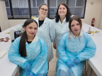 Estudiantes realizando análisis microbiológico en laboratorio junto a docente de la Universidad Santo Tomás