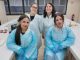 Estudiantes realizando análisis microbiológico en laboratorio junto a docente de la Universidad Santo Tomás