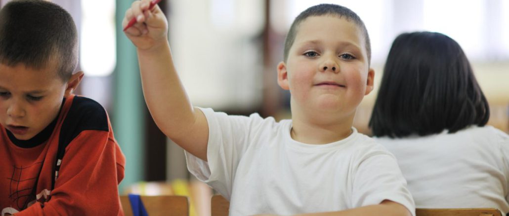 Estudiantes en un aula escolar chilena reflexionando sobre el sistema de admisión escolar