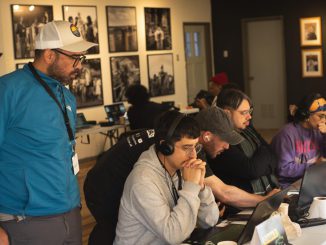 Participantes trabajando en el laboratorio de cine y ciencia Simbiosis Inmersiva en FICValdivia