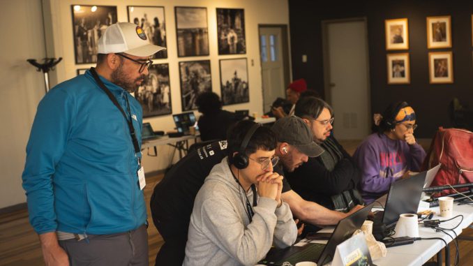 Participantes trabajando en el laboratorio de cine y ciencia Simbiosis Inmersiva en FICValdivia