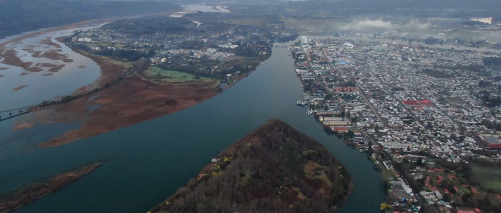 Vista aérea de los humedales urbanos de Valdivia, Chile, actuando como barrera natural contra inundaciones.