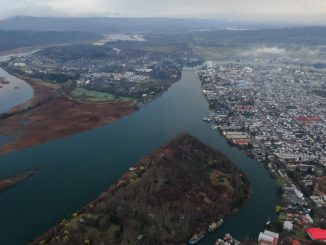 Vista aérea de los humedales urbanos de Valdivia, Chile, actuando como barrera natural contra inundaciones.