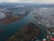 Humedal urbano en Valdivia, Chile, mostrando su vegetación y capacidad de absorción de agua.