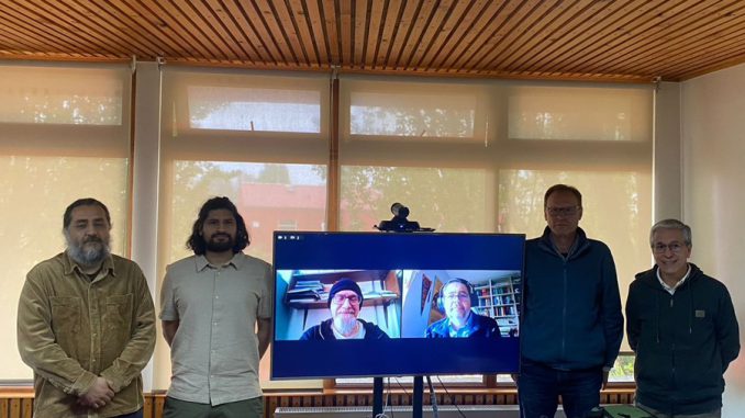 Estudiante de Magíster Esteban Alarcón explicando su investigación sobre metamateriales acústicos y simetría