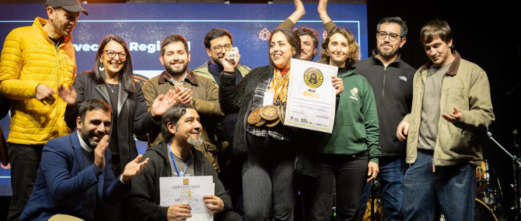 Representantes de la microcervecería La Condená recibiendo el premio a Mejor Cervecería de la Competencia en Valdivia.