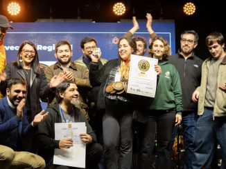 Representantes de la microcervecería La Condená recibiendo el premio a Mejor Cervecería de la Competencia en Valdivia.
