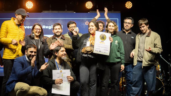 Representantes de la microcervecería La Condená recibiendo el premio a Mejor Cervecería de la Competencia en Valdivia.