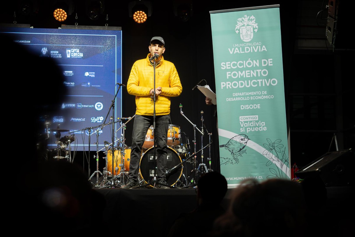 Representantes de la microcervecería La Condená recibiendo el premio a Mejor Cervecería de la Competencia en Valdivia.