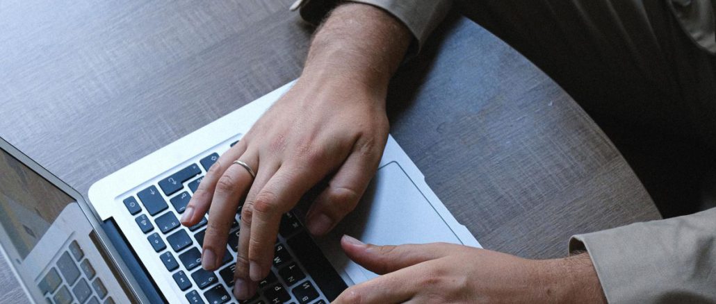 Trabajadores en entorno corporativo analizando cumplimiento de la Ley de 40 horas