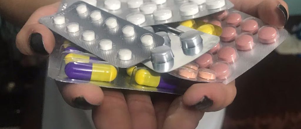 Persona revisando medicamentos en casa durante la temporada de invierno en Chile