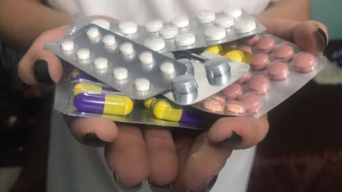 Persona revisando medicamentos en casa durante la temporada de invierno en Chile