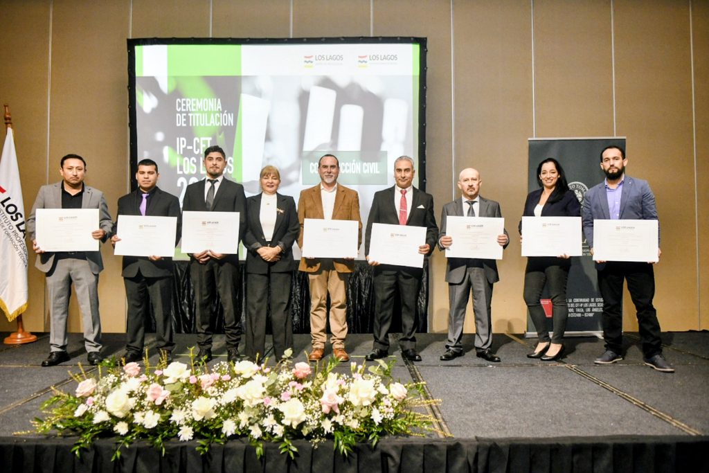 Estudiantes celebrando su graduación en la ceremonia de titulación del convenio Santo Tomás en Valdivia.