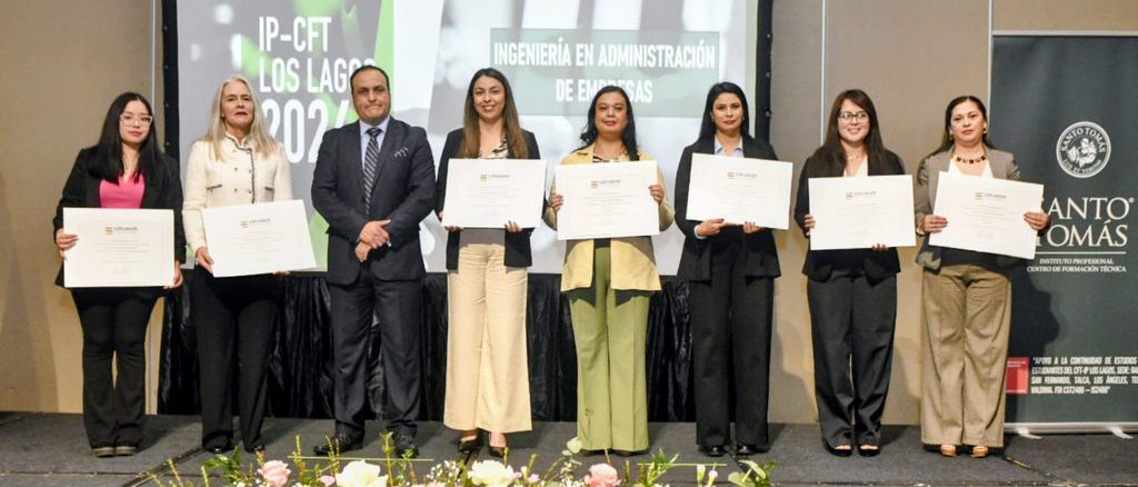 Estudiantes celebrando su graduación en la ceremonia de titulación del convenio Santo Tomás en Valdivia.