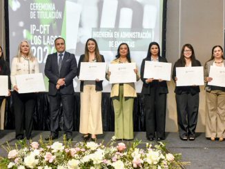 Estudiantes celebrando su graduación en la ceremonia de titulación del convenio Santo Tomás en Valdivia.