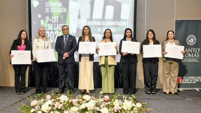 Estudiantes celebrando su graduación en la ceremonia de titulación del convenio Santo Tomás en Valdivia.