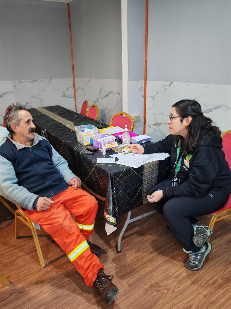 Trabajadores de Aseo y Ornato de Valdivia recibiendo atenciones de salud preventiva en su lugar de trabajo.