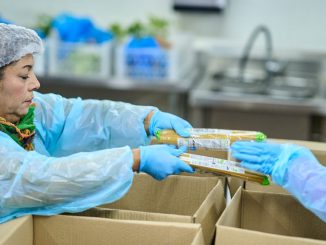 Entrega de alimentos en el Ecomercado Solidario de Valdivia